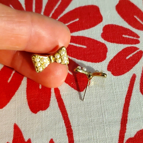 3/$15 Pearly rhinestone bunch of earrings - Picture 6 of 8